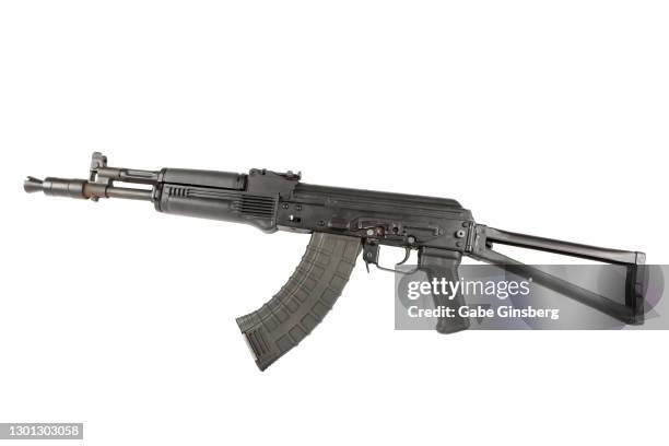 ak-47 on a white background - kalashnikov fotografías e imágenes de stock