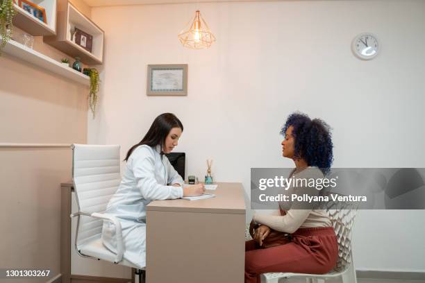 patient consulting aginecologist - gynaecologist stock pictures, royalty-free photos & images