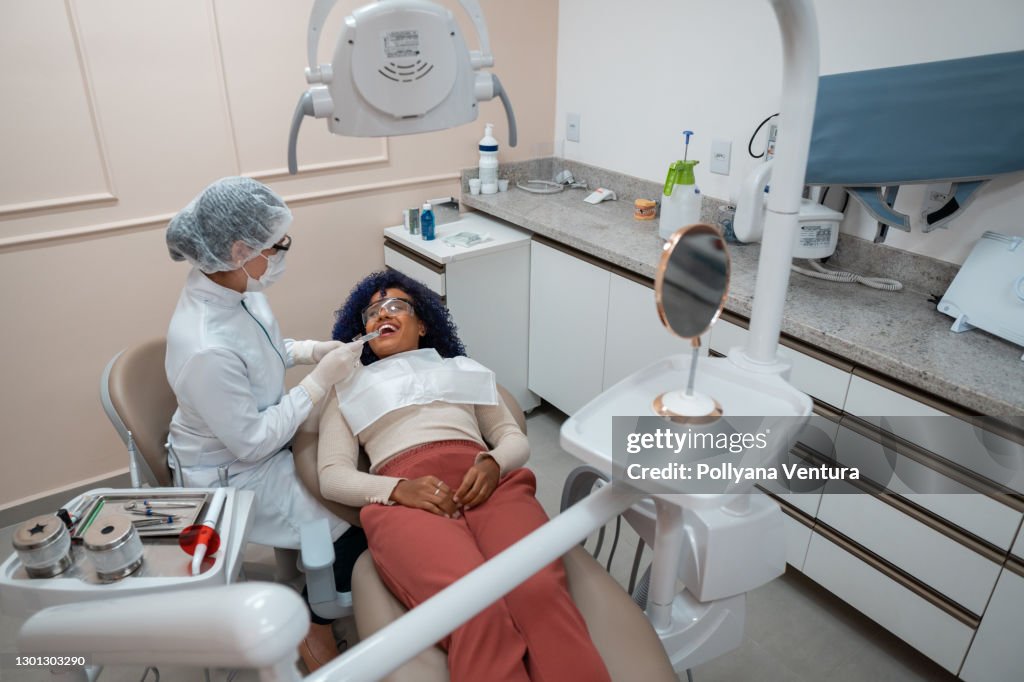 Junge Frau beim Zahnarzt