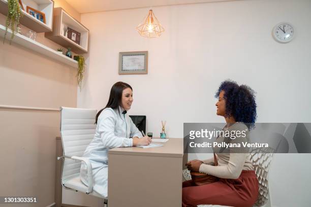 médica feliz e paciente em atendimento médico - dental office - fotografias e filmes do acervo