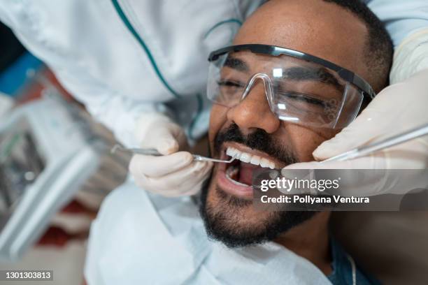 cavidad dental - odontología cosmética fotografías e imágenes de stock