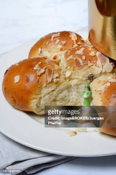 epiphany cake with king and crown, switzerland - krona foto e immagini stock