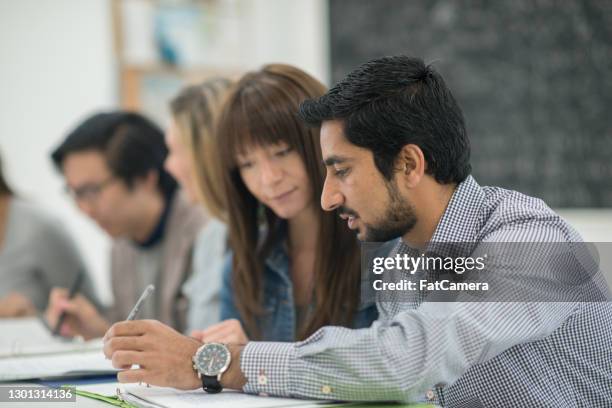 samenwerken als een team - avondschool stockfoto's en -beelden