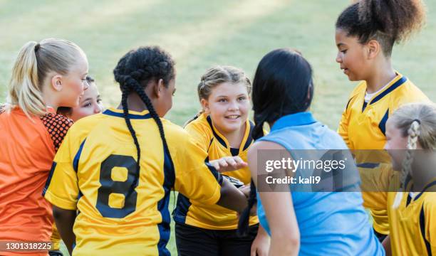 het voetbalteam van het meisje, peptalk van de bus - team talk stockfoto's en -beelden