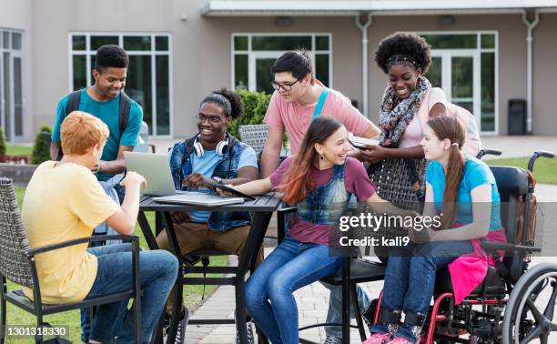 high school students studying outdoors - multiracial group teenagers stock pictures, royalty-free photos & images