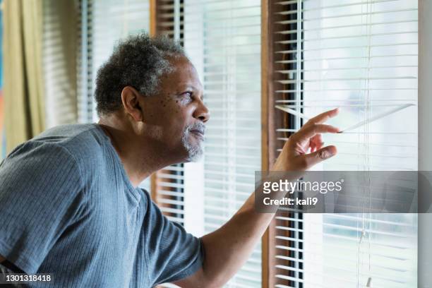 老人看著窗外 - paranoia 個照片及圖片檔
