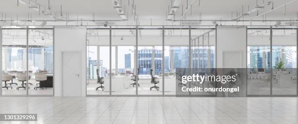 intérieur moderne de grand bureau vide avec salle de réunion, bureaux, chaises et paysage urbain. - cubicle photos et images de collection