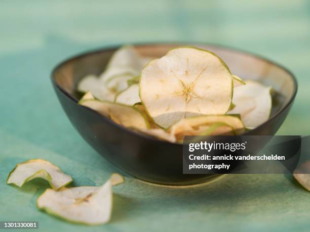 green apple chips - cutting green apple stock pictures, royalty-free photos & images