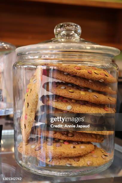 biscuits stacked in glass jars - cookie jar stock-fotos und bilder