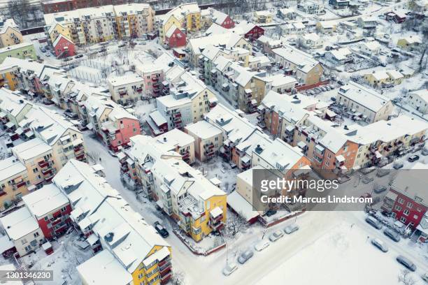 luchtmening van flatgebouwen in de winter - waterfront stockfoto's en -beelden