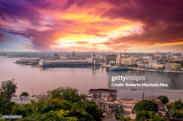 coast of havana city, cuba - havana stockfoto's en -beelden