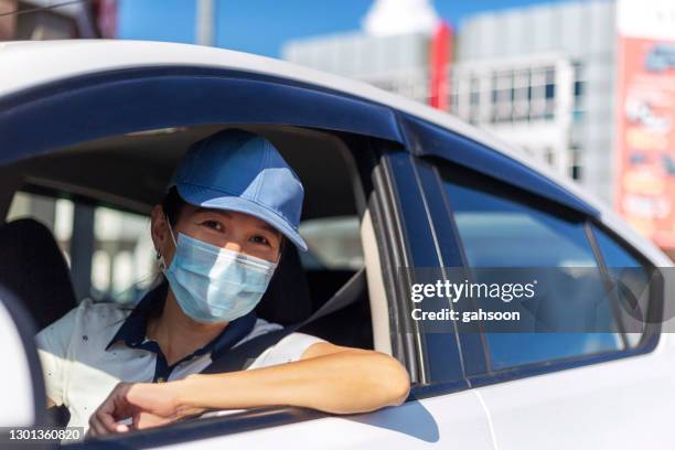 carro de motorista mulher feliz com máscara facial protetora, olhando para a câmera - driving mask - fotografias e filmes do acervo