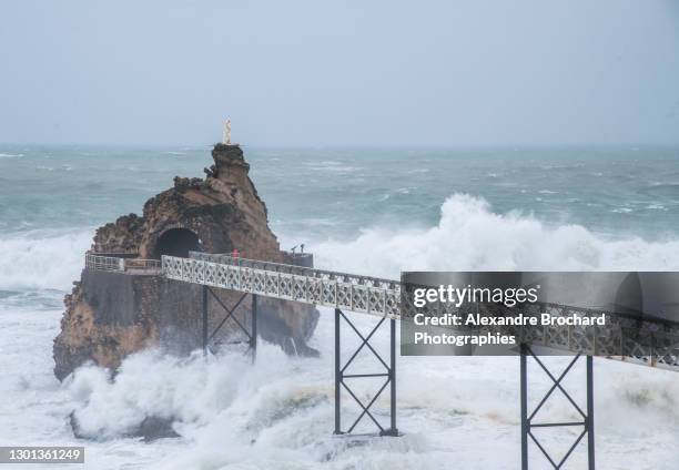 rocher de la vierge pendant la tempête - biarritz 個照片及圖片檔