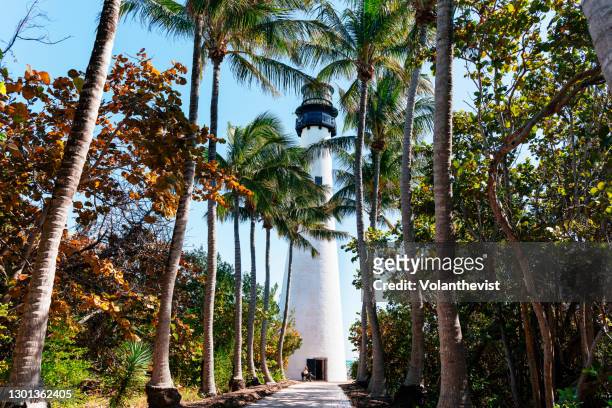 key biscayne lighthouse with palm trees in a sunny day - cayo biscayne fotografías e imágenes de stock
