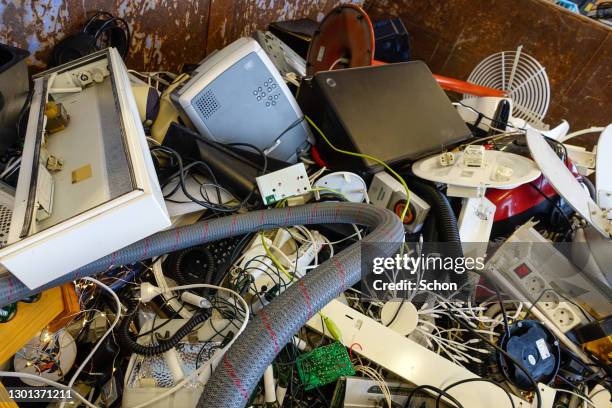 collection of electronic scrap at a recycling station - vintage stock stockfoto's en -beelden