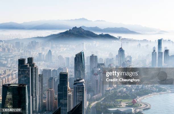 qingdao city skyscraper in the mist - 青島 個照片及圖片檔