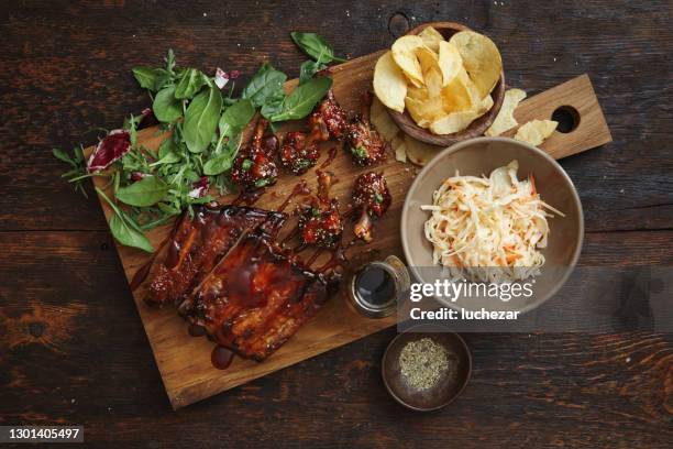 bbq lollipop chicken wings and spicy glazed pork ribs - costeleta comida imagens e fotografias de stock