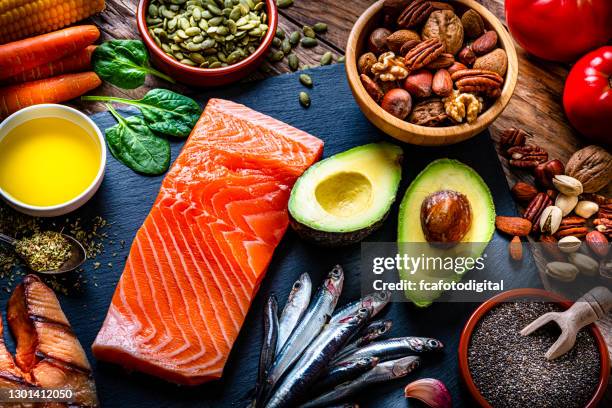 voedsel met een hoog gehalte aan omega-3 vetten - mediterraanse gerechten stockfoto's en -beelden