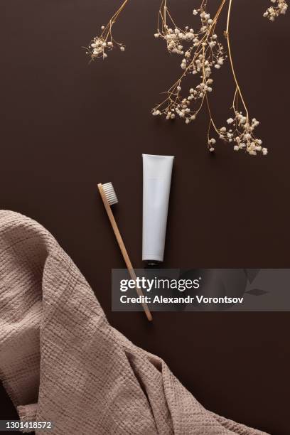 bamboo toothbrushe and toothpaste on brown background - empty toothpaste stock pictures, royalty-free photos & images