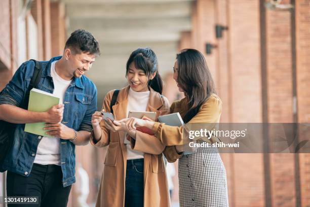 studente universitario torna a scuola - asian college student foto e immagini stock