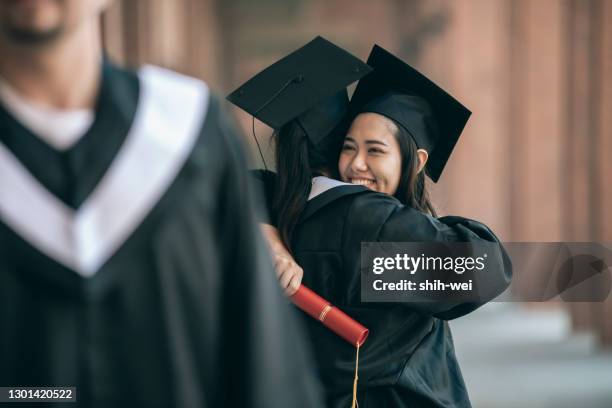 concepto de graduado - university students celebrate their graduation fotografías e imágenes de stock