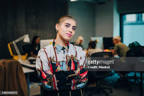 portrait of businesswoman with arms crossed in it company - young adult stock-fotos und bilder