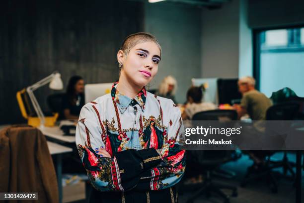 portrait of businesswoman with arms crossed in it company - 個性 ストックフォトと画像