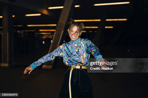 smiling male hipster dancing in parking garage at night - night of fashion for a cause to benefit stomp out bullying stockfoto's en -beelden