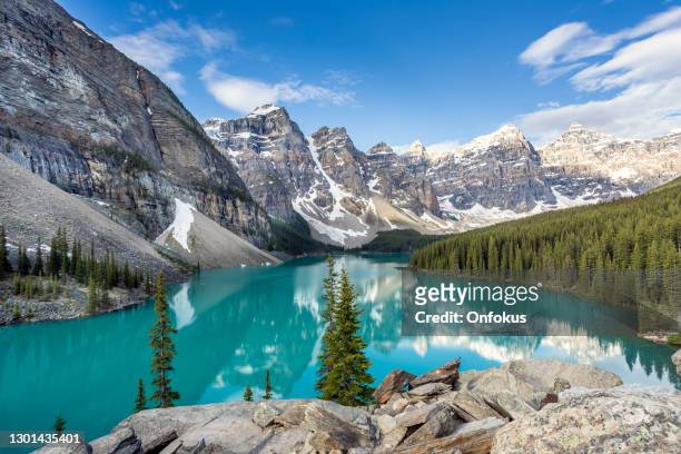 moraine lake bei sonnenaufgang im juni, banff nationalpark, kanada - moräne stock-fotos und bilder