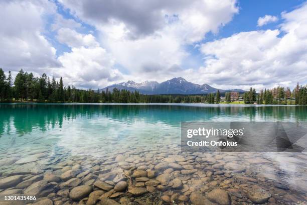 beauvert lake, jasper national park, canada - lagoa imagens e fotografias de stock
