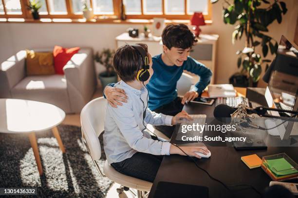 Tween Playing Video Games Photos and Premium High Res Pictures - Getty ...