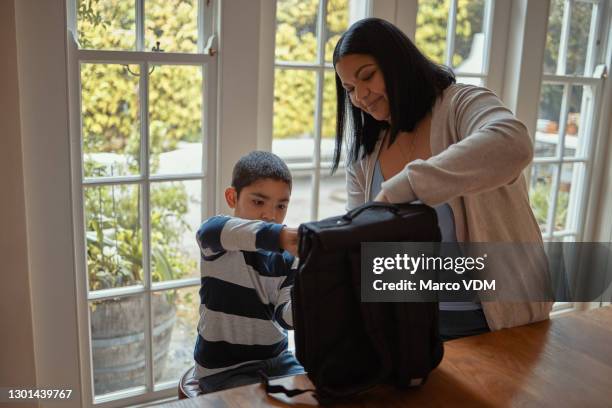 laten we je vastbinden voor school. - packing kids backpack stockfoto's en -beelden