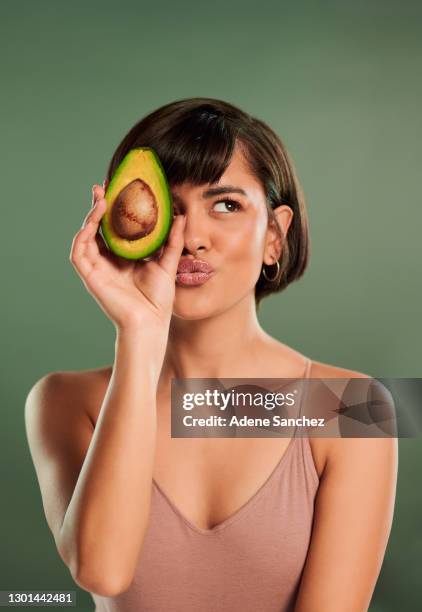 avocados können als maske für ihre haut aufgetragen werden! - avocado stock-fotos und bilder