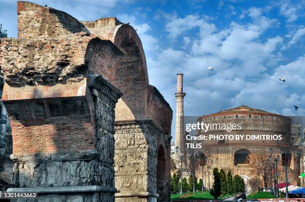 triumphal arch of galerius and rotunda - thessaloniki stock pictures, royalty-free photos & images