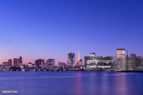 tokyo bay area skyline at twilight - 東京湾 ストックフォトと画像
