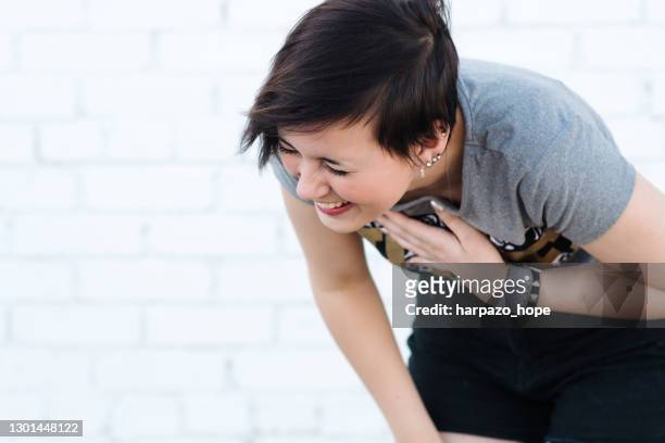 teenage girl squinting and laughing. - hysteria fotografías e imágenes de stock