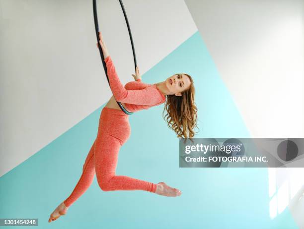 danseur aérien féminin sur le cerceau - acrobate photos et images de collection
