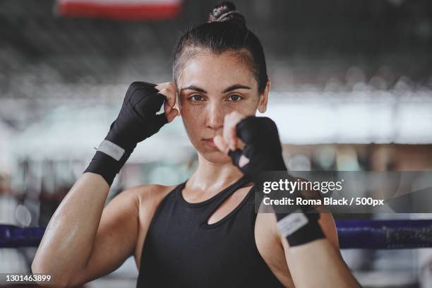 portrait of a female boxer,chiang mai,thailand - 技擊運動 個照片及圖片檔