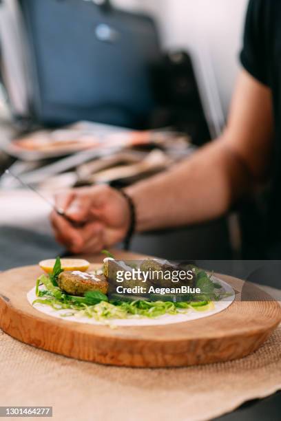 falafel serveras på inslagna bröd - mat från mellanöstern bildbanksfoton och bilder