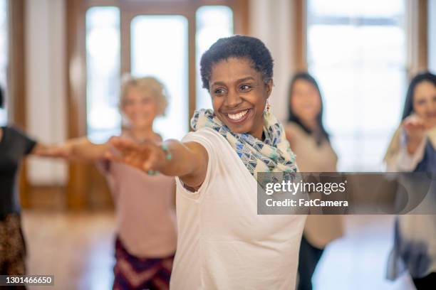 adulto mayor que participa en la clase de yoga - exercise class fotografías e imágenes de stock