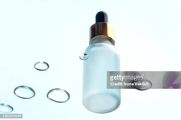 beauty product and transparent drops on pastel blue background. - 血清樣本 個照片及圖片檔