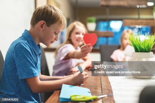 muttertag mutter mit kindern spaß basteln fotoserie - child cutting card stock-fotos und bilder