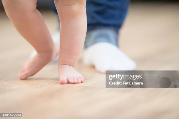 fare i miei primi passi da bambino - primi passi foto e immagini stock