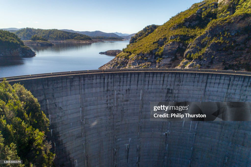 De dammuur die van het cement hydro elektriciteit luchtmening maakt
