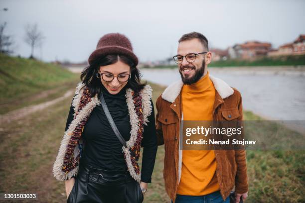 positivität schafft produktivität - brille fluss stadt stock-fotos und bilder