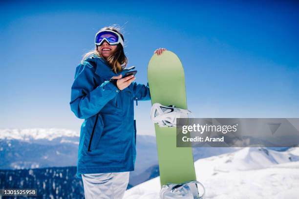 junge snowboarderin - snowboard stock-fotos und bilder