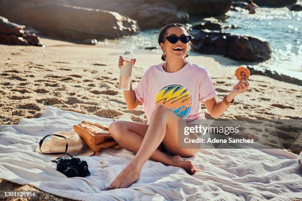 donut bringen schlechte stimmung an den strand - beach vibes stock-fotos und bilder