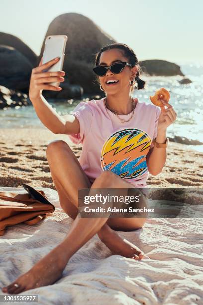 genieten van een zomer vol selfiemomenten - teenager girl blanket stockfoto's en -beelden