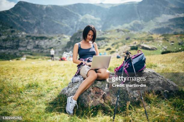 het wandelen van de vrouw - wanderer pause stockfoto's en -beelden