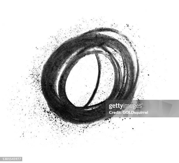stockillustraties, clipart, cartoons en iconen met abstracte hand getrokken zwarte houtskoolcirkel op een witte documentachtergrond met zichtbare meerlaagse lijn met kruimels nad dirties rond - geïsoleerde vectorillustratie - brief o - aantal nul - toespraakbel - tumbleweed - gewekt patroonontwerp - houtskooltekening
